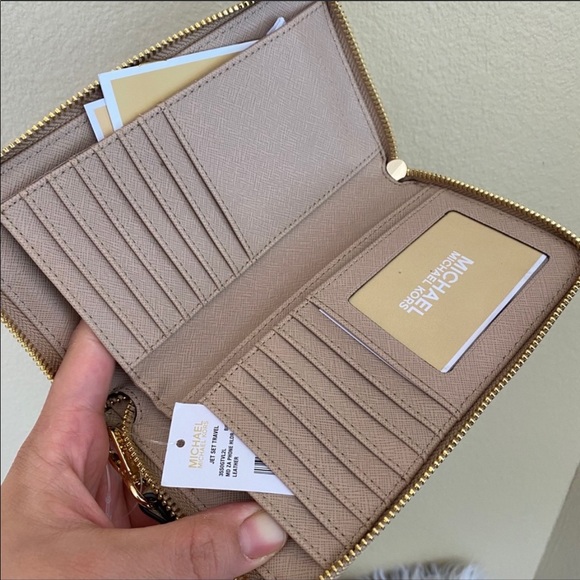 Final sale ✨Michael Kors jet set phone holder wallet wristlet - Picture 16 of 16